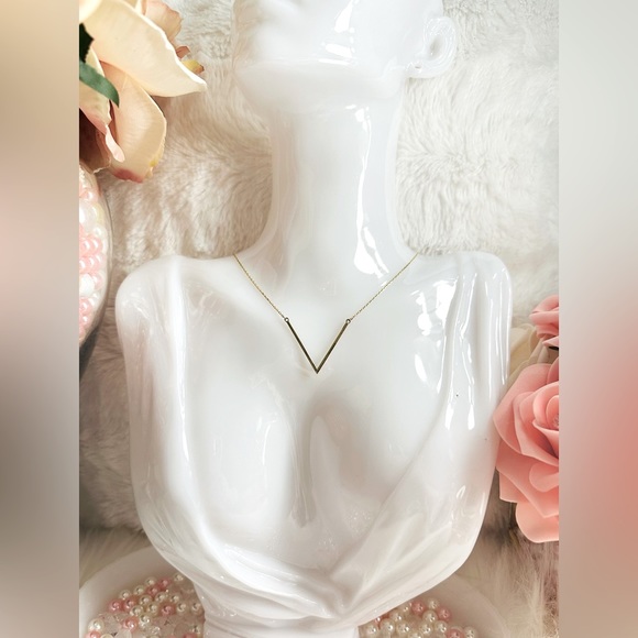 Dainty V Necklace  💛 Real 18 Karat Solid Gold Jewelry 💛 - Picture 2 of 8
